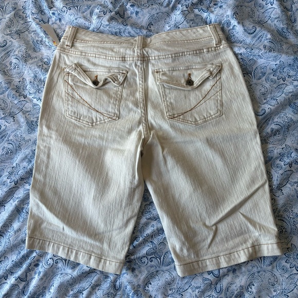 NWT white cotton bermuda shorts, size 8 - Picture 2 of 4